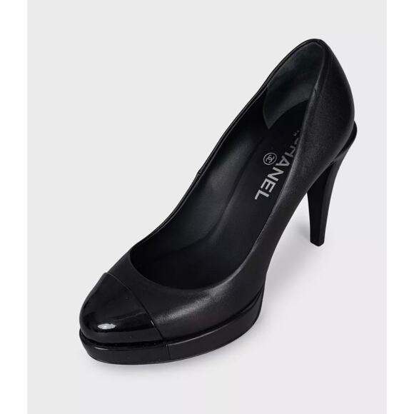 Chanel Black Leather Pumps with Patent Cap Toe - Size 38.5 - Picture 3 of 6